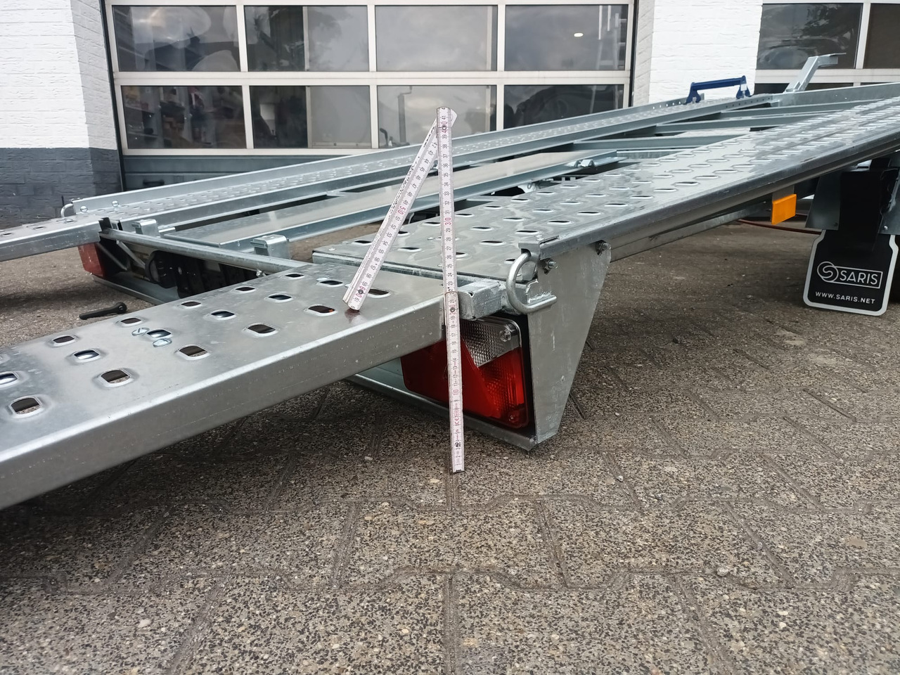 Saris Cartrailer AT 401 202 2700 2 K easyload ankippbar Rampen Fahrschienen Radstop 2700kg 100km/H - Reboque transporte de veículos: foto 3 Saris Cartrailer AT 401 202 2700 2 K easyload ankippbar Rampen Fahrschienen Radstop 2700kg 100km/H - Reboque transporte de veículos: foto 3