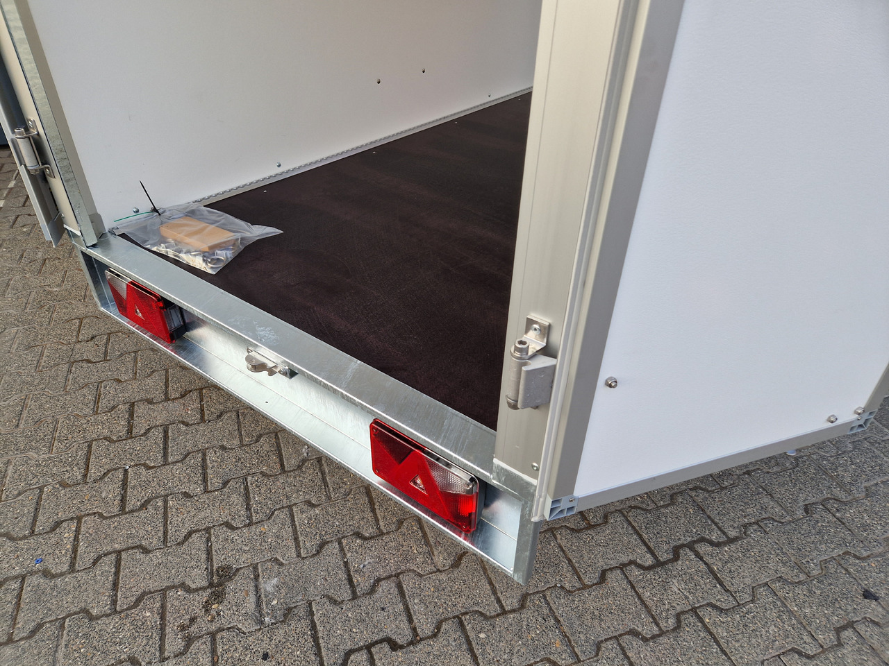 Saris Koffer GO 256 134 1350 1 GFK grau (S) 1350kg Modell 2024 - Reboque furgão: foto 3 Saris Koffer GO 256 134 1350 1 GFK grau (S) 1350kg Modell 2024 - Reboque furgão: foto 3