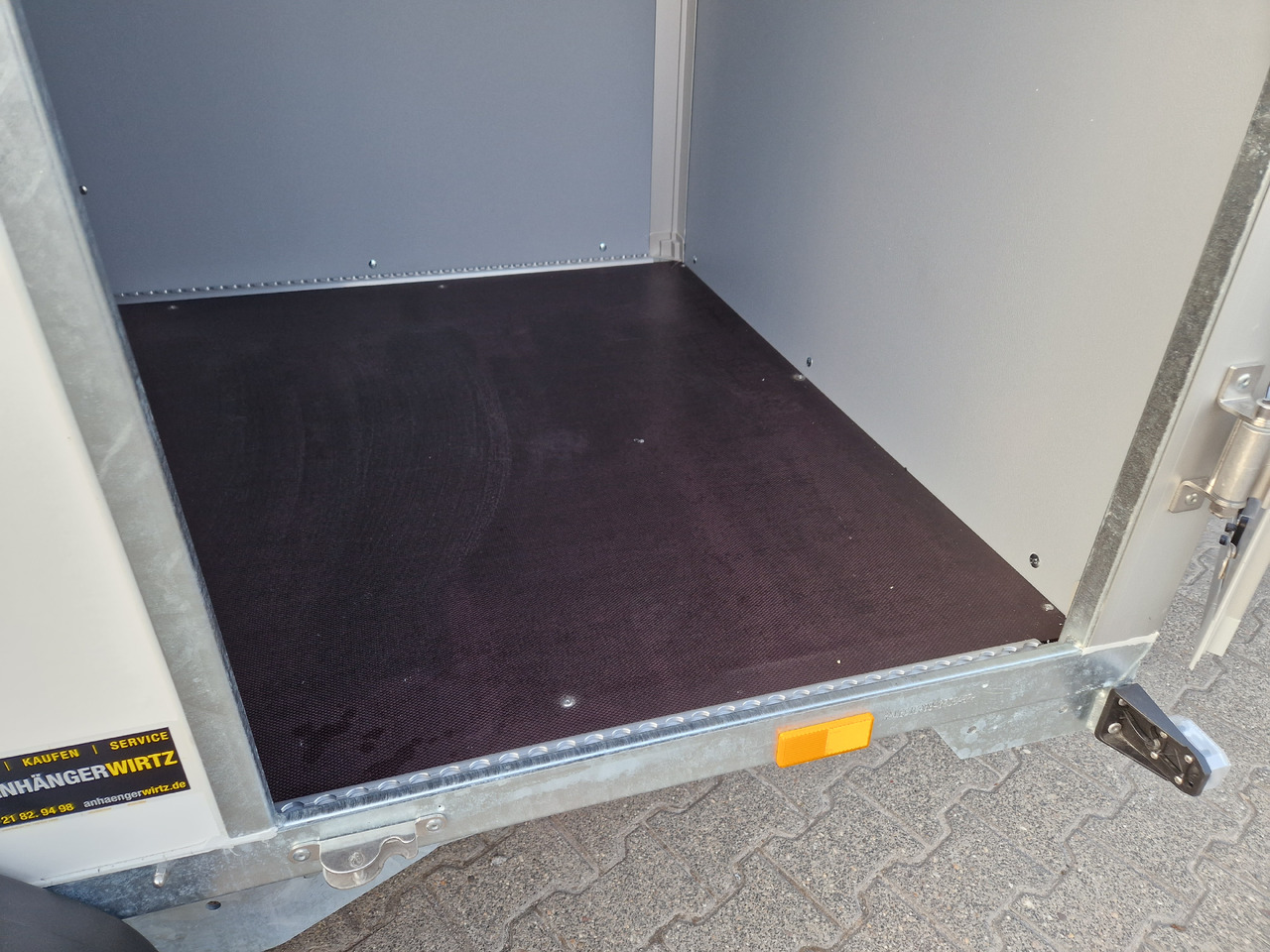 Saris Koffer GO 256 134 1350 1 GFK weiß Seitentür (S) 1350kg Modell 2024 - Reboque furgão: foto 3 Saris Koffer GO 256 134 1350 1 GFK weiß Seitentür (S) 1350kg Modell 2024 - Reboque furgão: foto 3
