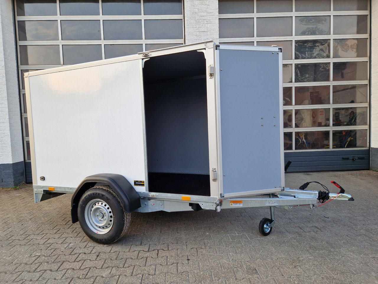 Saris Koffer GO 256 134 1350 1 GFK weiß Seitentür (S) 1350kg Modell 2024 - Reboque furgão: foto 4 Saris Koffer GO 256 134 1350 1 GFK weiß Seitentür (S) 1350kg Modell 2024 - Reboque furgão: foto 4