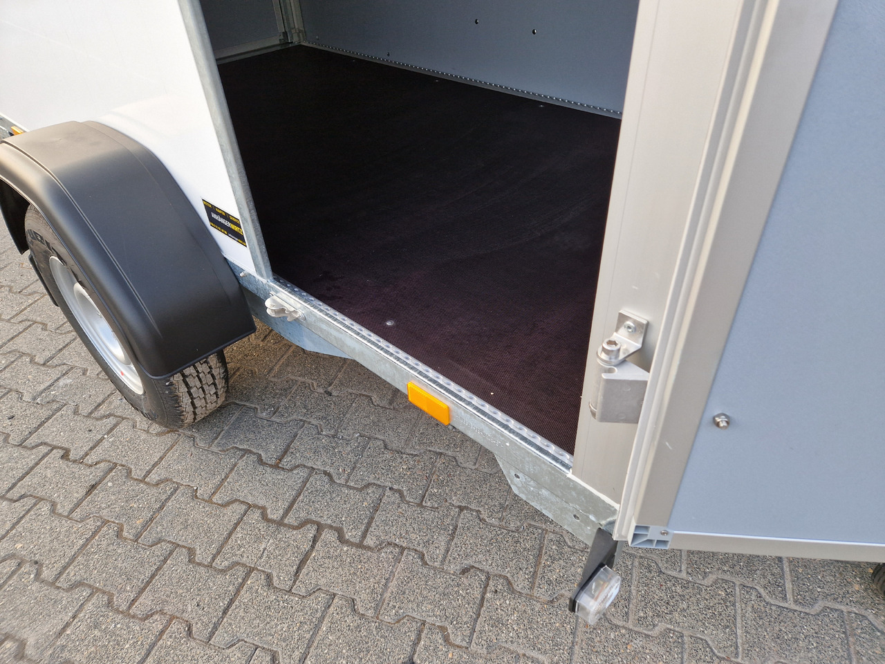 Saris Koffer GO 256 134 1350 1 GFK weiß Seitentür (S) 1350kg Modell 2024 - Reboque furgão: foto 5 Saris Koffer GO 256 134 1350 1 GFK weiß Seitentür (S) 1350kg Modell 2024 - Reboque furgão: foto 5
