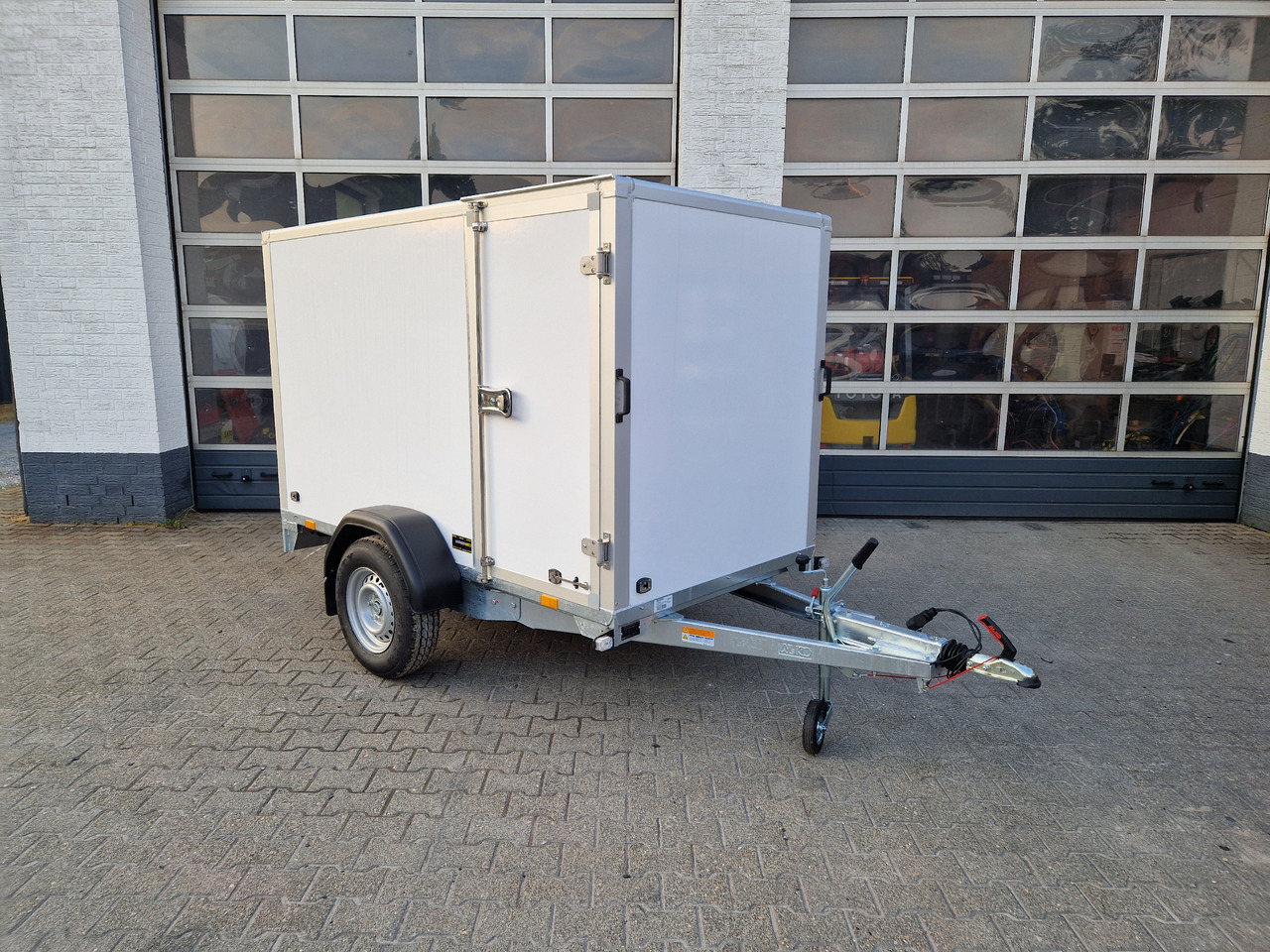 Saris Koffer GO 256 134 1350 1 GFK weiß Seitentür (S) 1350kg Modell 2024 - Reboque furgão: foto 1 Saris Koffer GO 256 134 1350 1 GFK weiß Seitentür (S) 1350kg Modell 2024 - Reboque furgão: foto 1