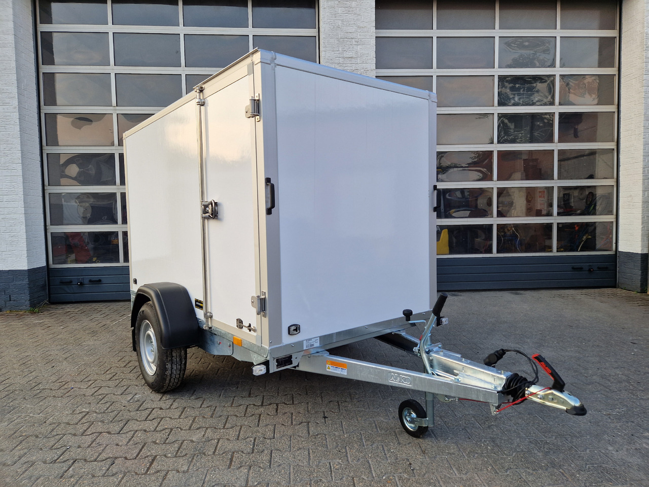 Saris Koffer GO 256 134 1350 1 GFK weiß Seitentür (S) 1350kg Modell 2024 - Reboque furgão: foto 2 Saris Koffer GO 256 134 1350 1 GFK weiß Seitentür (S) 1350kg Modell 2024 - Reboque furgão: foto 2