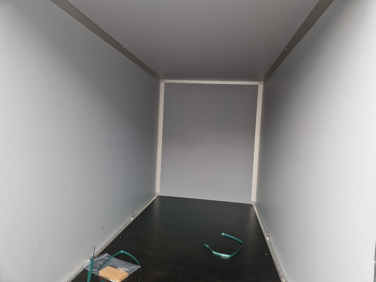 Saris Koffer GO 306 154 180 1500 1 306x154x180cm GFK weiß (M) 1500kg - Reboque furgão: foto 4 Saris Koffer GO 306 154 180 1500 1 306x154x180cm GFK weiß (M) 1500kg - Reboque furgão: foto 4