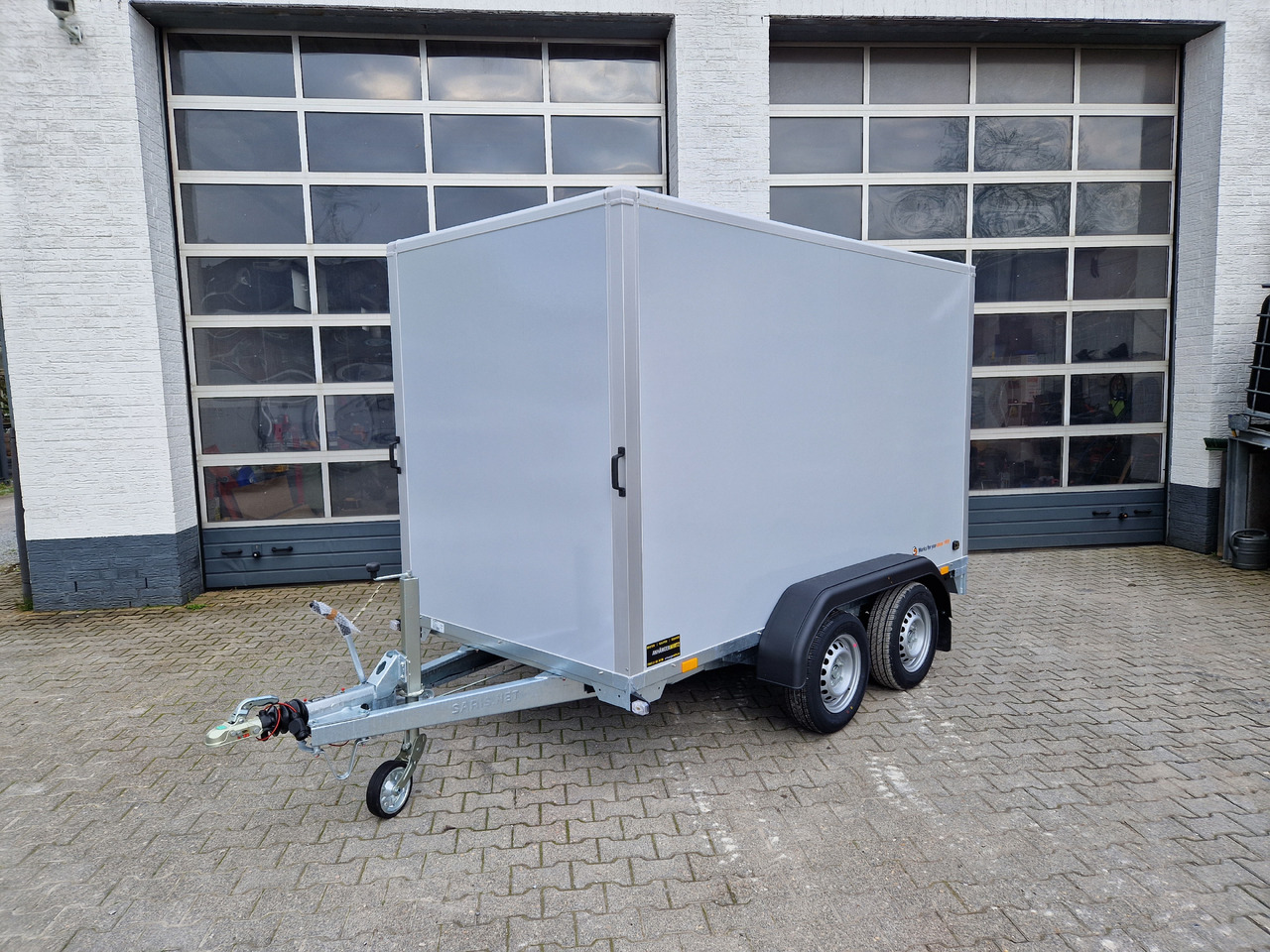 Saris Koffer GO 306 154 180 2000 2 306x154x180cm GFK grau (M) 2000kg Modell 2023 - Reboque furgão: foto 1 Saris Koffer GO 306 154 180 2000 2 306x154x180cm GFK grau (M) 2000kg Modell 2023 - Reboque furgão: foto 1