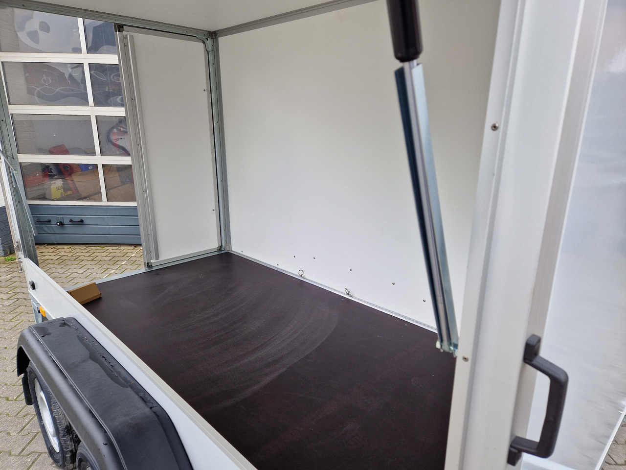 Saris Koffer GO 306 154 180 2000 2 306x154x180cm GFK grau Seitenklappe (M) 2000kg Modell 2024 - Reboque furgão: foto 5 Saris Koffer GO 306 154 180 2000 2 306x154x180cm GFK grau Seitenklappe (M) 2000kg Modell 2024 - Reboque furgão: foto 5