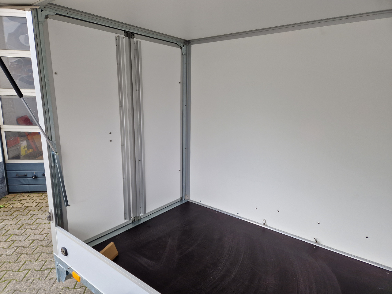 Saris Koffer GO 306 154 180 2000 2 306x154x180cm GFK grau Seitenklappe (M) 2000kg Modell 2024 - Reboque furgão: foto 3 Saris Koffer GO 306 154 180 2000 2 306x154x180cm GFK grau Seitenklappe (M) 2000kg Modell 2024 - Reboque furgão: foto 3