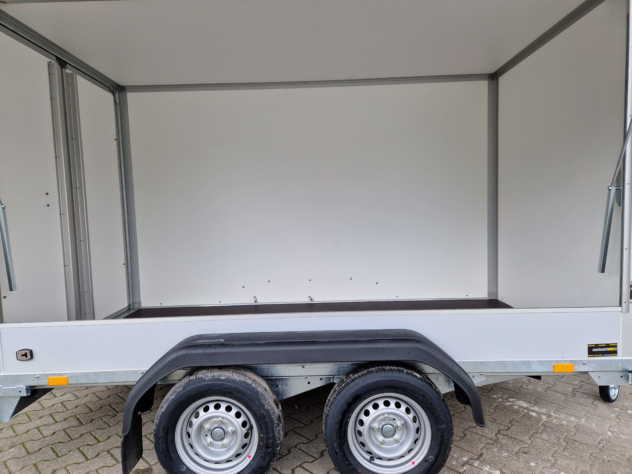 Saris Koffer GO 306 154 180 2000 2 306x154x180cm GFK grau Seitenklappe (M) 2000kg Modell 2024 - Reboque furgão: foto 4 Saris Koffer GO 306 154 180 2000 2 306x154x180cm GFK grau Seitenklappe (M) 2000kg Modell 2024 - Reboque furgão: foto 4