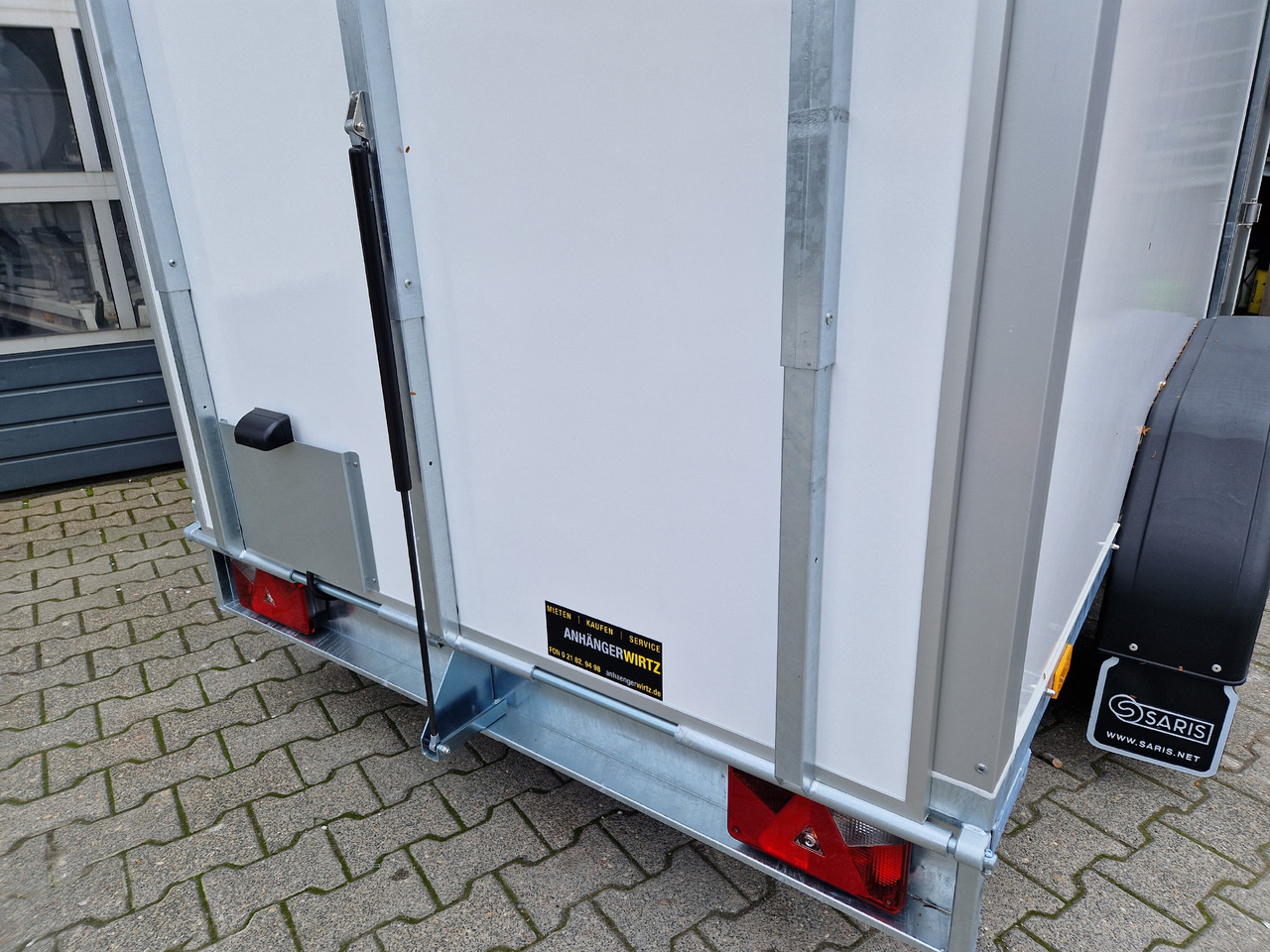 Saris Koffer GO 306 154 180 2000 2 306x154x180cm GFK weiss Seitentür Auffahrklappe (M) 2000kg 2023 - Reboque furgão: foto 5 Saris Koffer GO 306 154 180 2000 2 306x154x180cm GFK weiss Seitentür Auffahrklappe (M) 2000kg 2023 - Reboque furgão: foto 5