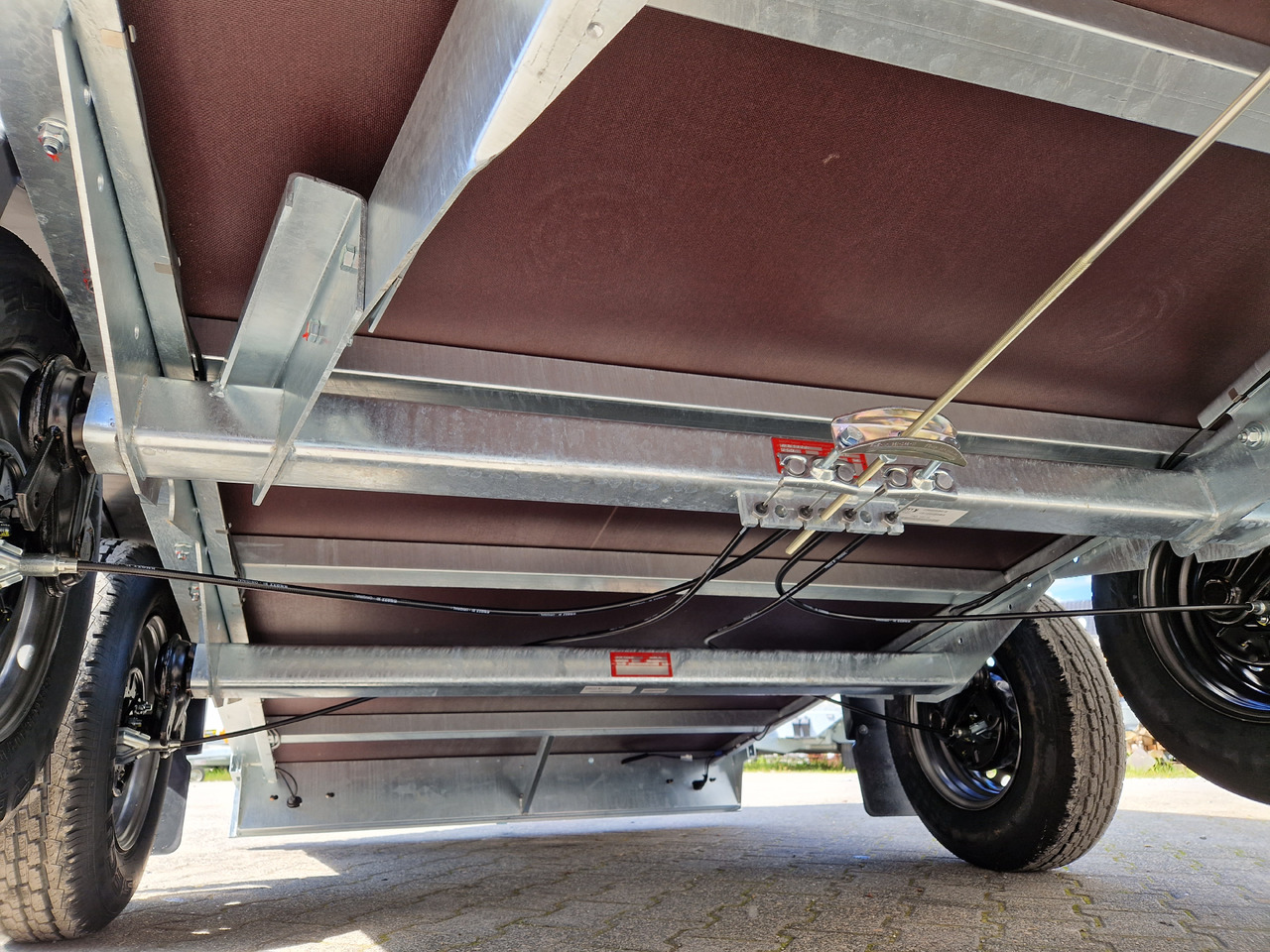 Saris Koffer GO 306 154 180 2700 2 306x154x180cm GFK weiß Auffahrklappe (M) 2700kg Modell 2025 - Reboque furgão: foto 4 Saris Koffer GO 306 154 180 2700 2 306x154x180cm GFK weiß Auffahrklappe (M) 2700kg Modell 2025 - Reboque furgão: foto 4