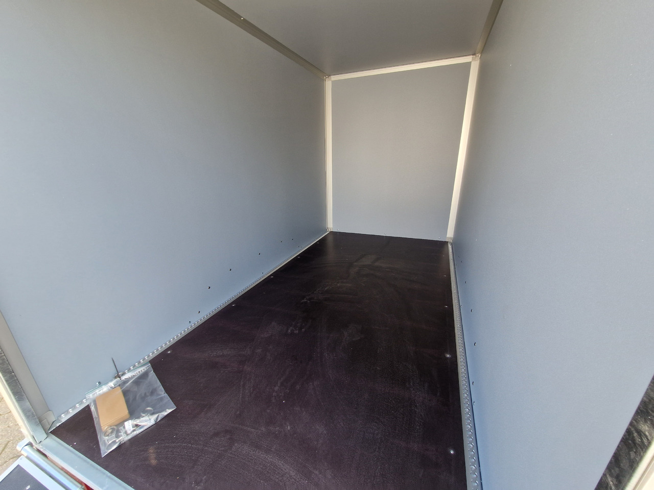Saris Koffer GO 306 154 180 2700 2 306x154x180cm GFK weiß Auffahrklappe (M) 2700kg Modell 2025 - Reboque furgão: foto 3 Saris Koffer GO 306 154 180 2700 2 306x154x180cm GFK weiß Auffahrklappe (M) 2700kg Modell 2025 - Reboque furgão: foto 3