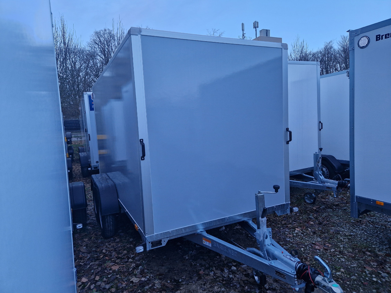 Saris Koffer GO 356 169 180 2700 2 356x169x180cm grau GFK Heckrampe (L) 2700kg - Reboque furgão: foto 1 Saris Koffer GO 356 169 180 2700 2 356x169x180cm grau GFK Heckrampe (L) 2700kg - Reboque furgão: foto 1