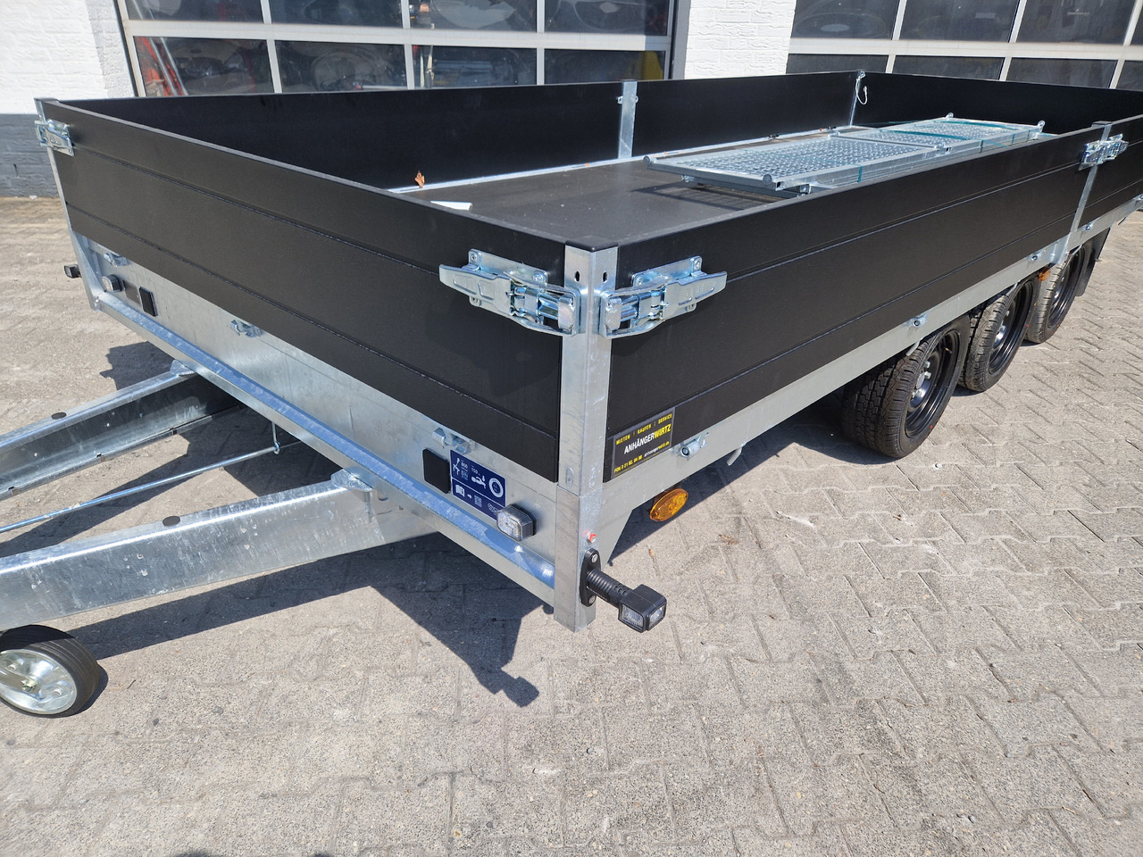 Saris PL HD 506 204 3500 3 506x204x35cm heavy duty black LED Licht Tridem (XXL) 3500kg - Reboque plataforma/ Caixa aberta: foto 3 Saris PL HD 506 204 3500 3 506x204x35cm heavy duty black LED Licht Tridem (XXL) 3500kg - Reboque plataforma/ Caixa aberta: foto 3