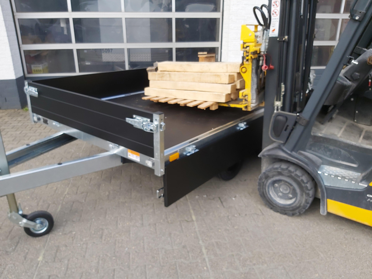 Saris PL306 170 2700 2 306x170x30cm black Edition 13" (M) 2700kg - Reboque plataforma/ Caixa aberta: foto 4 Saris PL306 170 2700 2 306x170x30cm black Edition 13" (M) 2700kg - Reboque plataforma/ Caixa aberta: foto 4