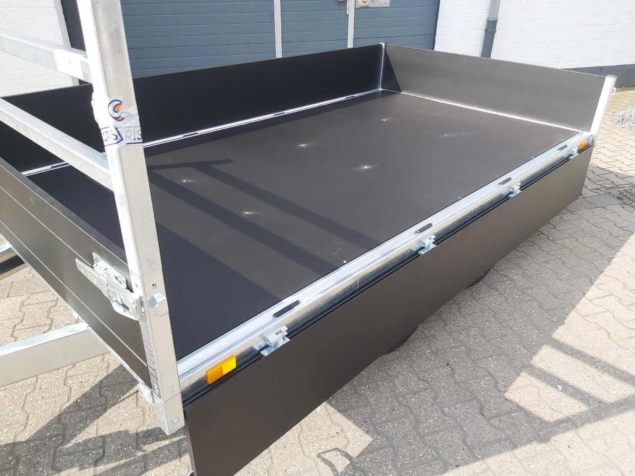 Saris PL306 170 2700 2 306x170x30cm black Edition LED Beleuchtung H Gestell 13" (M) 2700kg - Reboque plataforma/ Caixa aberta: foto 4 Saris PL306 170 2700 2 306x170x30cm black Edition LED Beleuchtung H Gestell 13" (M) 2700kg - Reboque plataforma/ Caixa aberta: foto 4