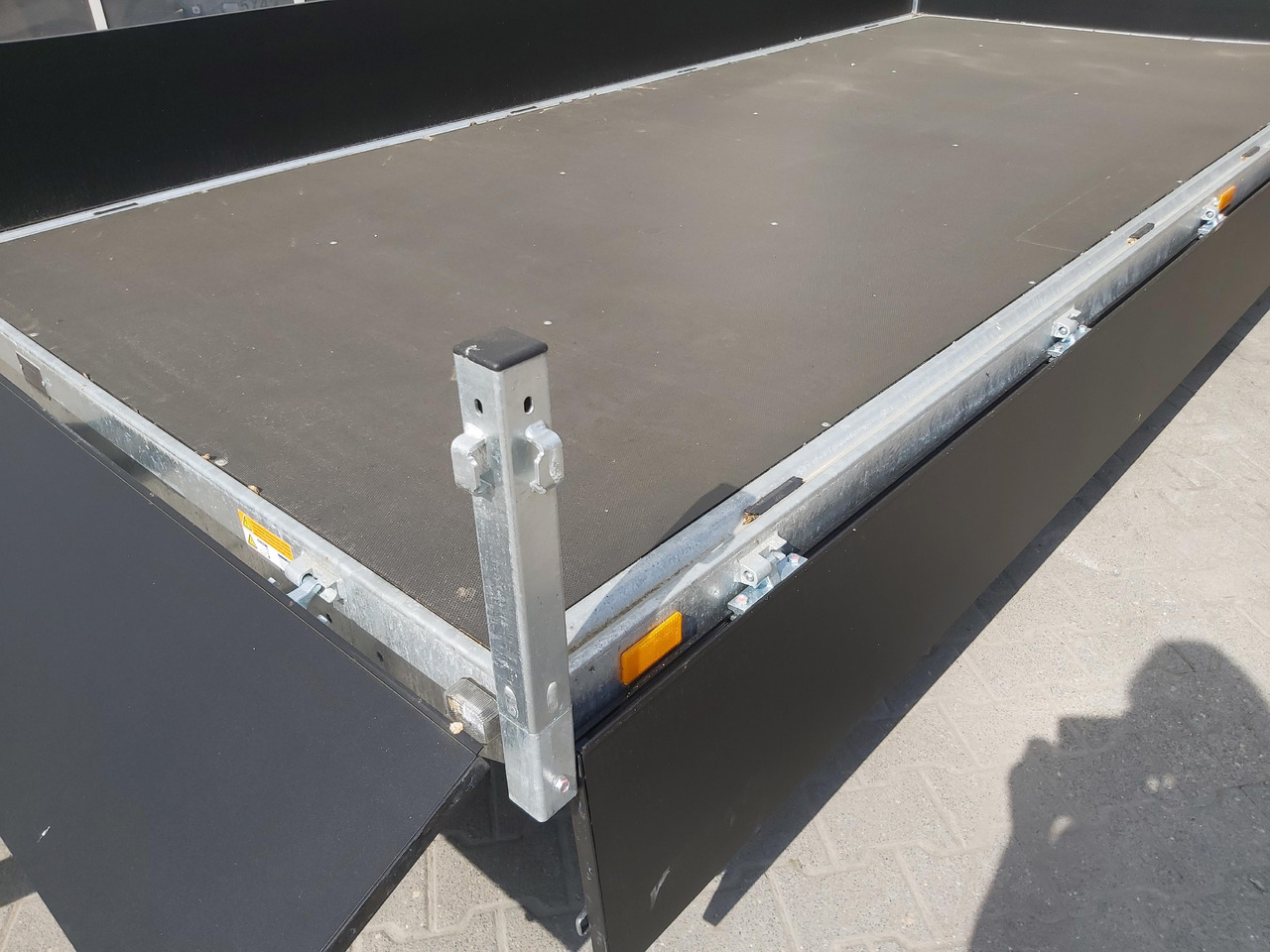 Saris PL406 184 2700 2 406x184x35cm black Edition LED Beleuchtung 13" (XL) 2700kg - Reboque plataforma/ Caixa aberta: foto 4 Saris PL406 184 2700 2 406x184x35cm black Edition LED Beleuchtung 13" (XL) 2700kg - Reboque plataforma/ Caixa aberta: foto 4