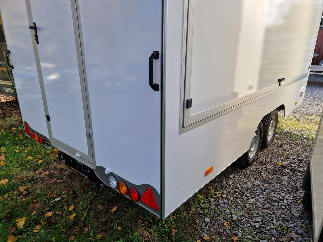 Verkaufsanhänger VK 422 200 aero retro 420x200x230cm 2 Verkaufsklappen Hecktür 2000kg - Roulote bar: foto 4 Verkaufsanhänger VK 422 200 aero retro 420x200x230cm 2 Verkaufsklappen Hecktür 2000kg - Roulote bar: foto 4
