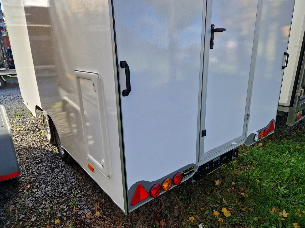 Verkaufsanhänger VK 422 200 aero retro 420x200x230cm 2 Verkaufsklappen Hecktür 2000kg - Roulote bar: foto 3 Verkaufsanhänger VK 422 200 aero retro 420x200x230cm 2 Verkaufsklappen Hecktür 2000kg - Roulote bar: foto 3