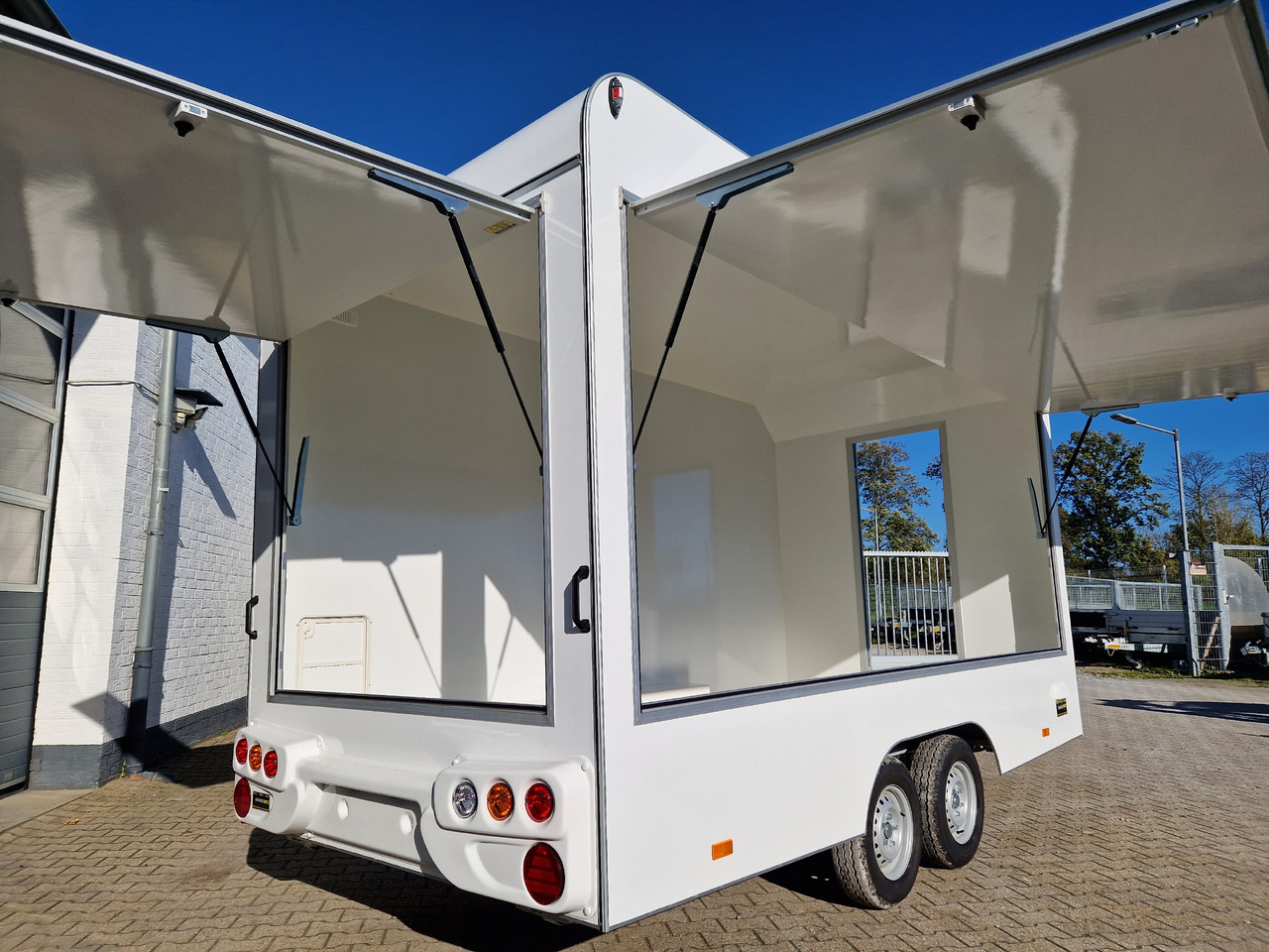 Verkaufsanhänger VK 422 200 aero retro 420x200x230cm 2 Verkaufsklappen Tür vorn (XL) 2000kg - Roulote bar: foto 4 Verkaufsanhänger VK 422 200 aero retro 420x200x230cm 2 Verkaufsklappen Tür vorn (XL) 2000kg - Roulote bar: foto 4