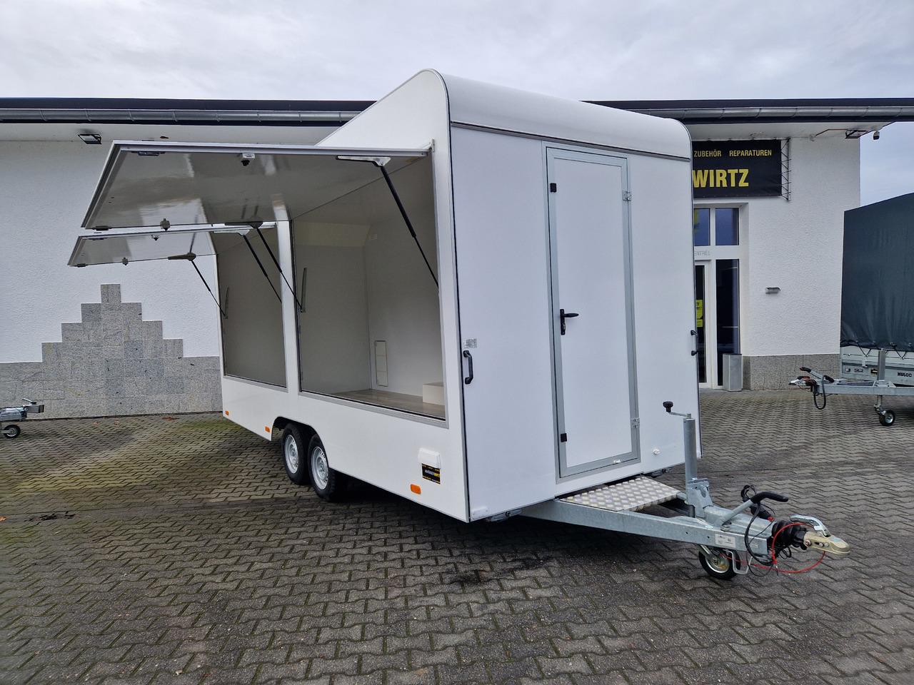 Verkaufsanhänger VK 522 200 aero retro 520x200x230cm 2 Seitenklappen Leer IL 2700kg - Roulote bar: foto 1 Verkaufsanhänger VK 522 200 aero retro 520x200x230cm 2 Seitenklappen Leer IL 2700kg - Roulote bar: foto 1