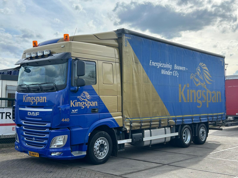 DAF XF440 FAN TUV 25-04 2026 HOOIAAP EURO 6 NL truck - Camião de lona: foto 1 DAF XF440 FAN TUV 25-04 2026 HOOIAAP EURO 6 NL truck - Camião de lona: foto 1