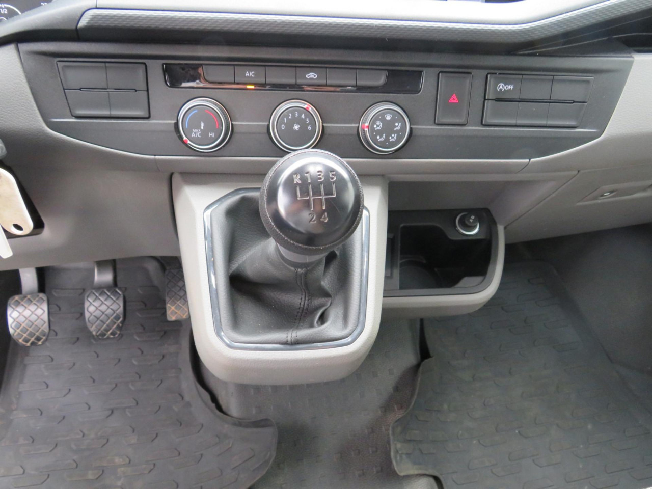 VOLKSWAGEN T6.1 Transporter 2.0 TDI Kasten Klima ZV - Furgão compacto: foto 5 VOLKSWAGEN T6.1 Transporter 2.0 TDI Kasten Klima ZV - Furgão compacto: foto 5