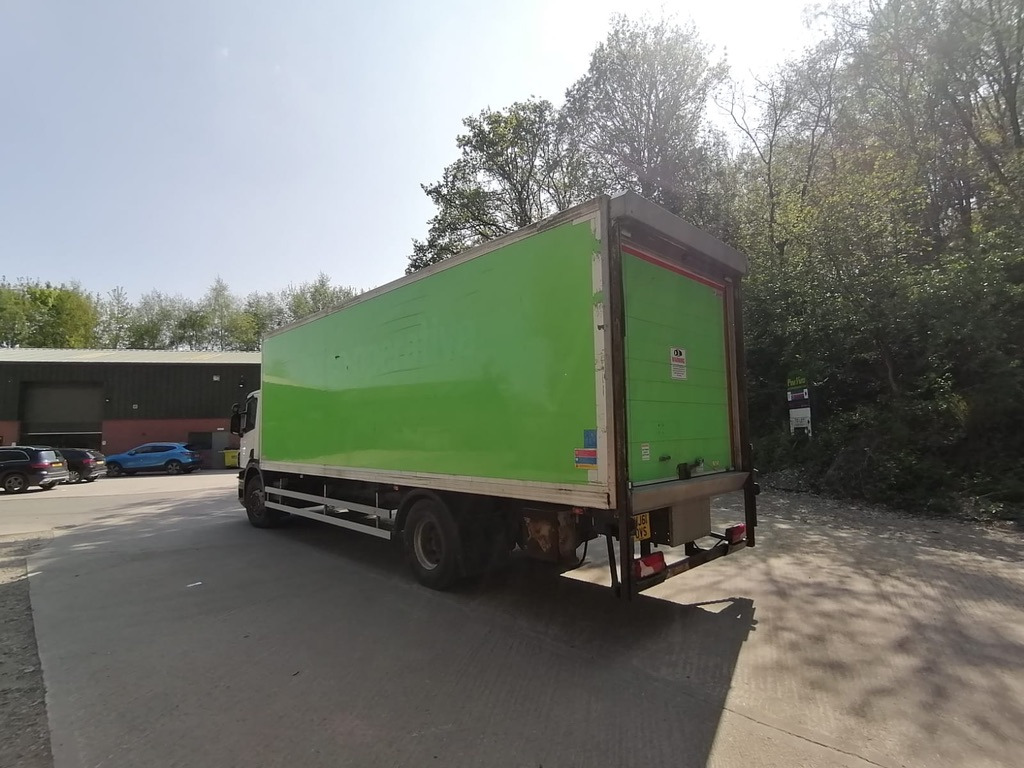 Scania P230 4x2 Box Van - Carrinha de contentor: foto 3 Scania P230 4x2 Box Van - Carrinha de contentor: foto 3