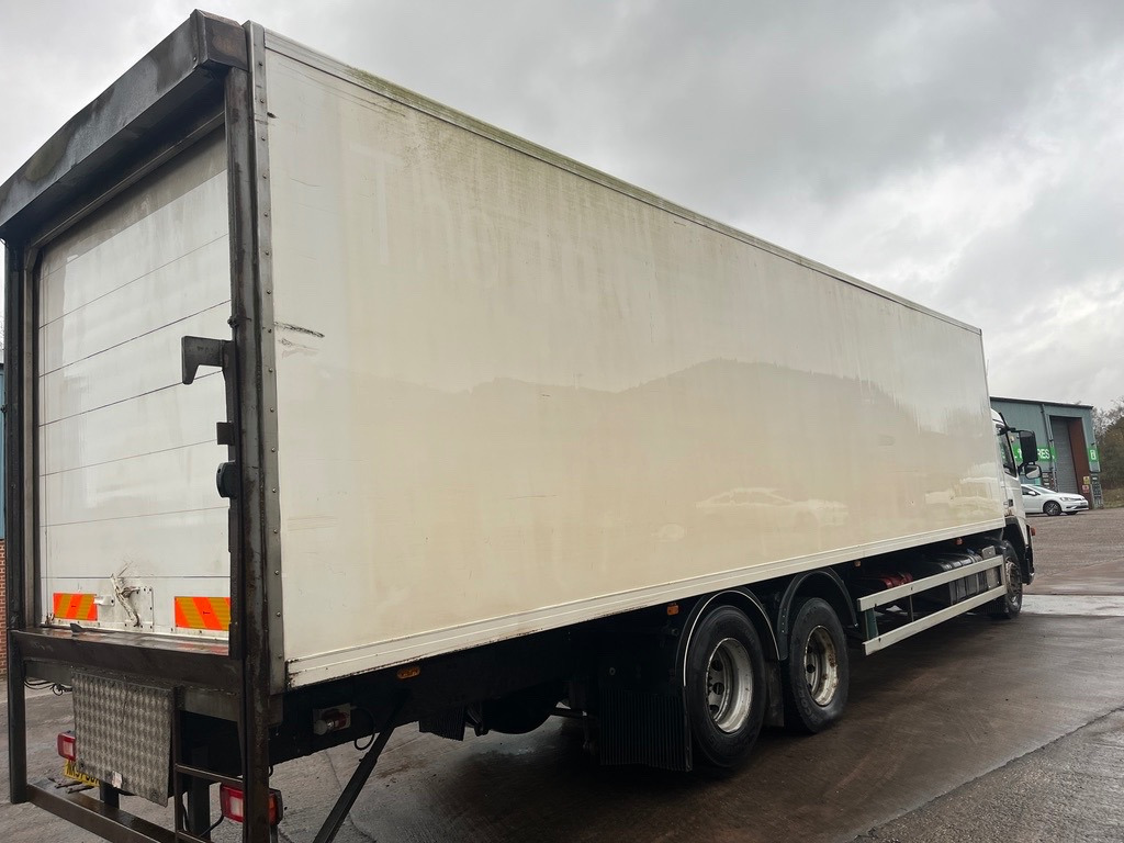 Volvo FM9 300 Euro 4 - Carrinha de contentor: foto 3 Volvo FM9 300 Euro 4 - Carrinha de contentor: foto 3