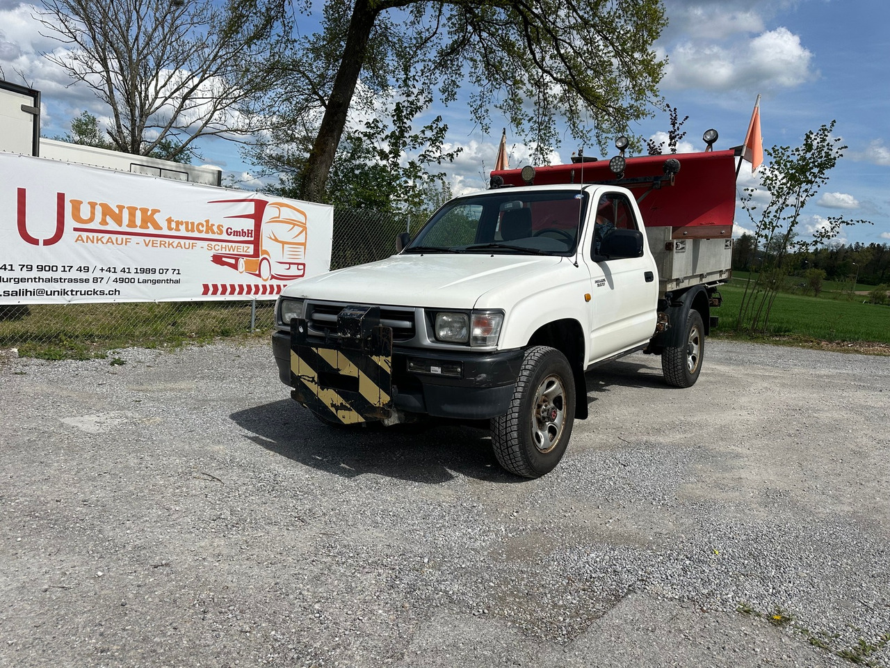 TOYOTA Hilux 4WD 4x4 Winterdienst Kipper - Carrinha basculante: foto 1 TOYOTA Hilux 4WD 4x4 Winterdienst Kipper - Carrinha basculante: foto 1