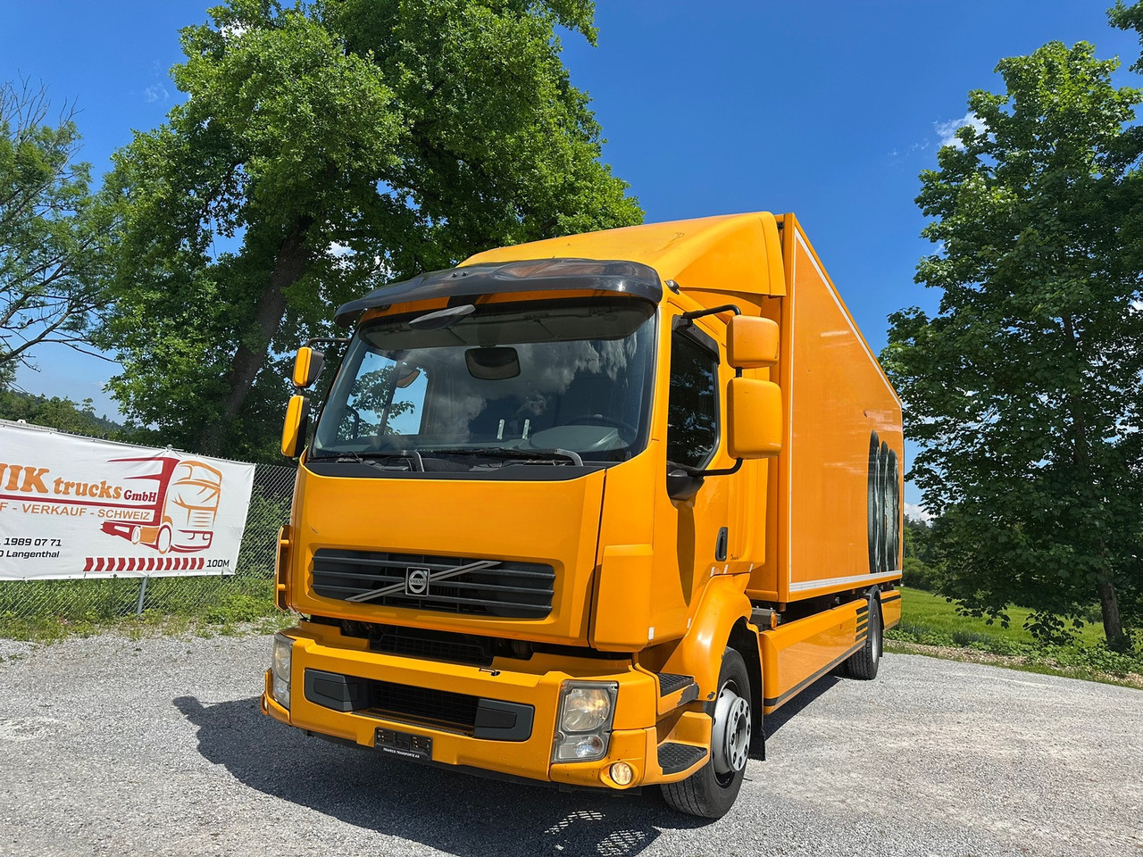 VOLVO FL 2404x2 - Camião furgão: foto 1 VOLVO FL 2404x2 - Camião furgão: foto 1