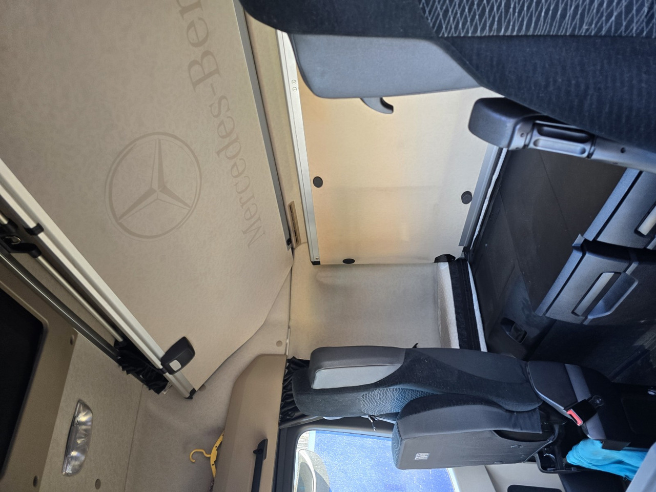 Camião furgão MERCEDES-BENZ 1833: foto 9