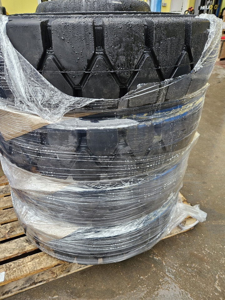 SOLID tires - Roda completa por Escavadeira de rodas: foto 3 SOLID tires - Roda completa por Escavadeira de rodas: foto 3