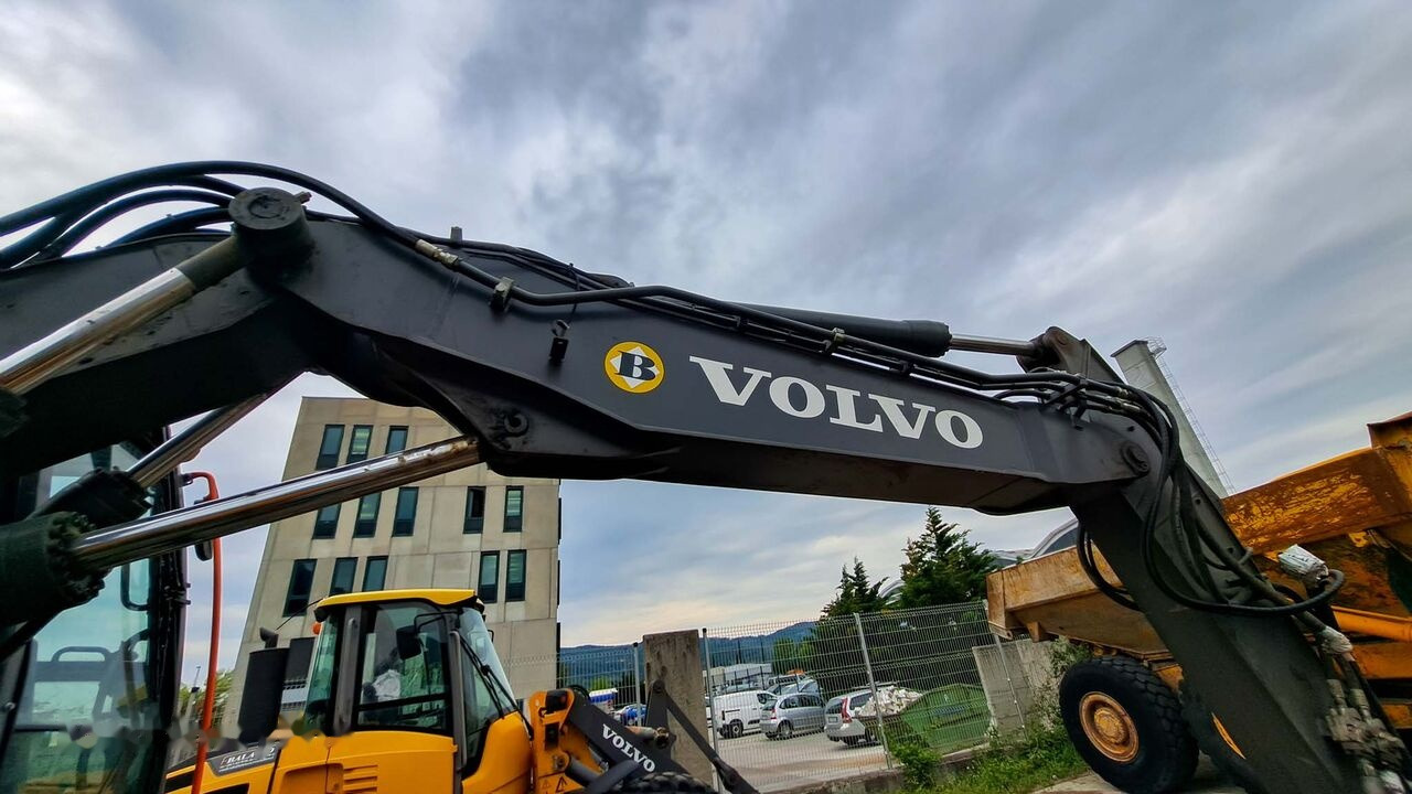 Volvo boom arm 14693314 Volvo EWR150E - Lança por Escavadeira: foto 1 Volvo boom arm 14693314 Volvo EWR150E - Lança por Escavadeira: foto 1