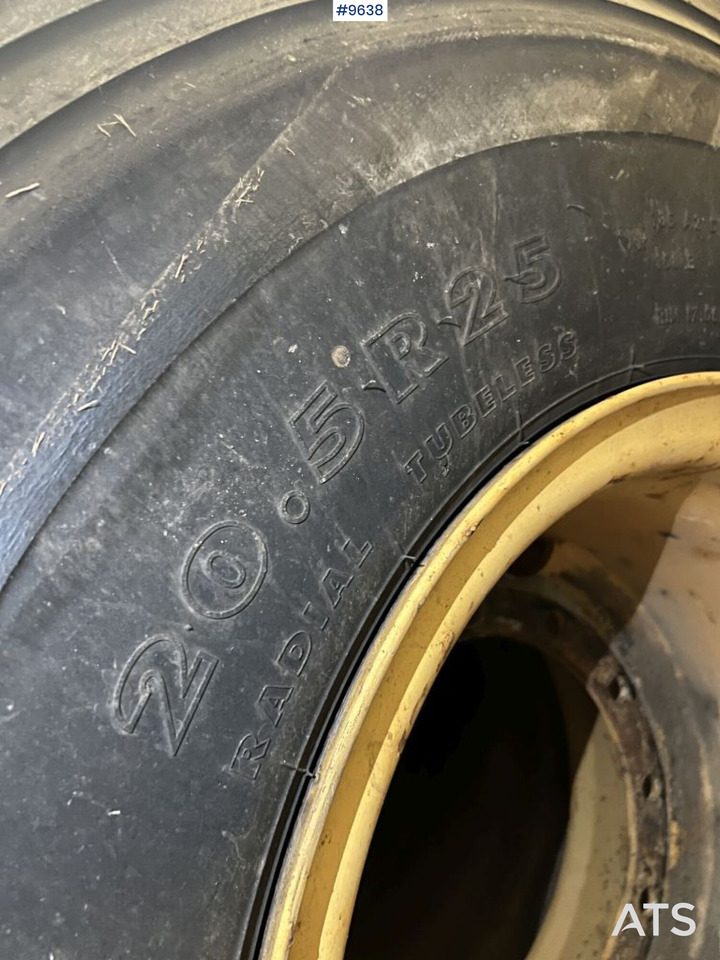 4 Nokian 20.5R25 tires on rims - Roda completa por Máquina de construção: foto 4 4 Nokian 20.5R25 tires on rims - Roda completa por Máquina de construção: foto 4