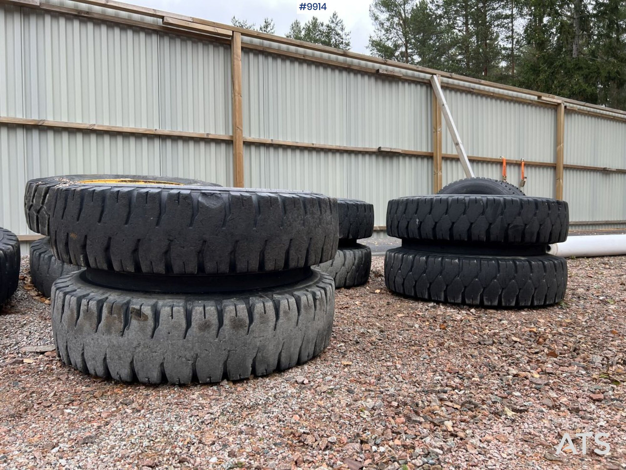 4 double-mounted tires for wheel excavators - Pneu por Máquina de construção: foto 2 4 double-mounted tires for wheel excavators - Pneu por Máquina de construção: foto 2