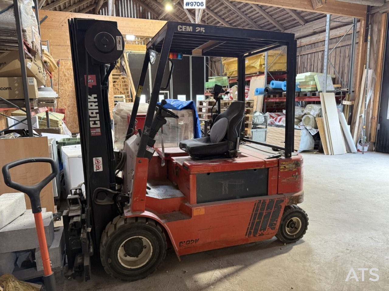 Forklift Clark CEM 25 - Empilhadeira elétrica: foto 1 Forklift Clark CEM 25 - Empilhadeira elétrica: foto 1