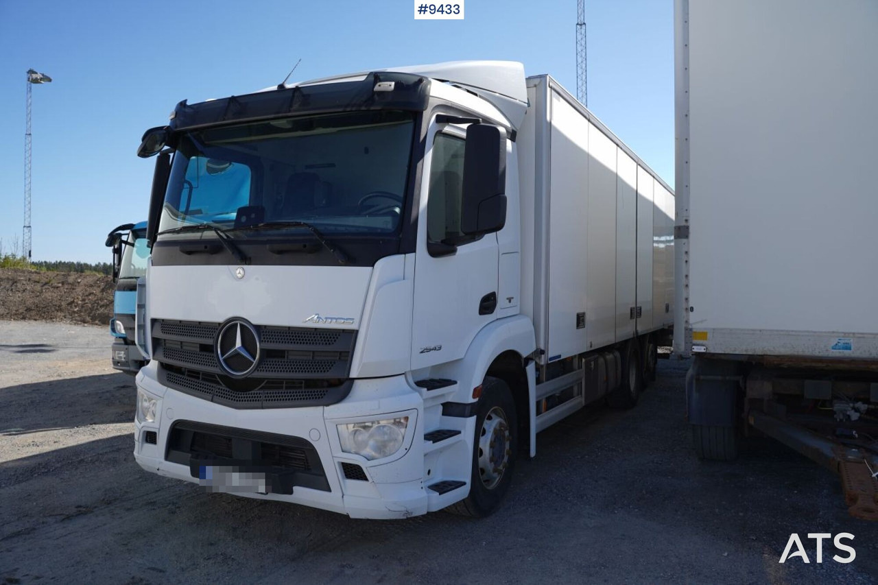 Refrigerated Box truck Mercedes Antos with tail lift (SEE VIDEO) - Camião frigorífico: foto 1 Refrigerated Box truck Mercedes Antos with tail lift (SEE VIDEO) - Camião frigorífico: foto 1