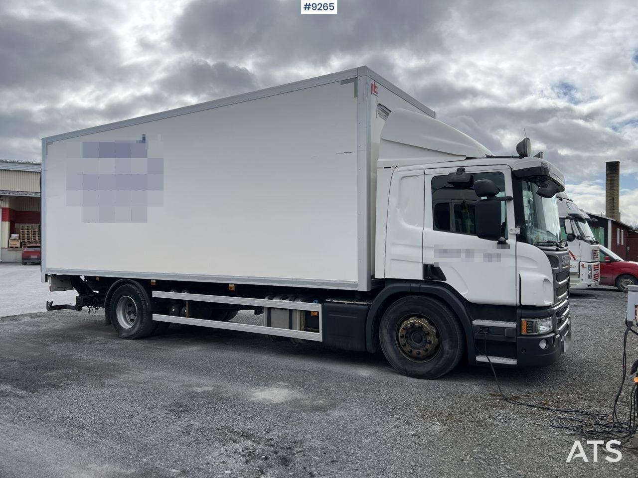 Scania P250 Box truck with tailgate lift - Camião furgão: foto 2 Scania P250 Box truck with tailgate lift - Camião furgão: foto 2