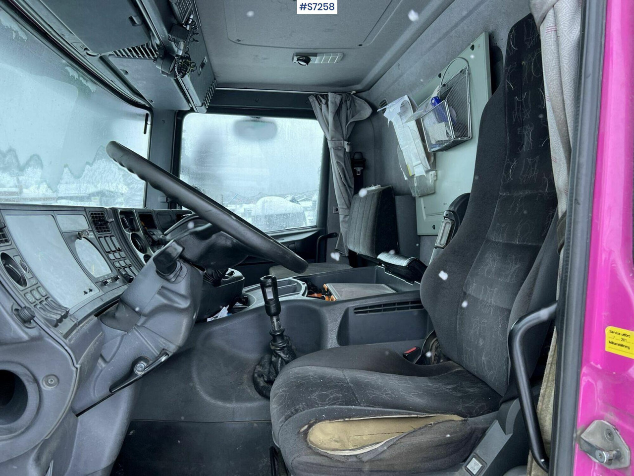 Fotografia de interior 1: Leasing de  Scania P94 DB4x2NB260 Box truck Scania P94 DB4x2NB260 Box truck