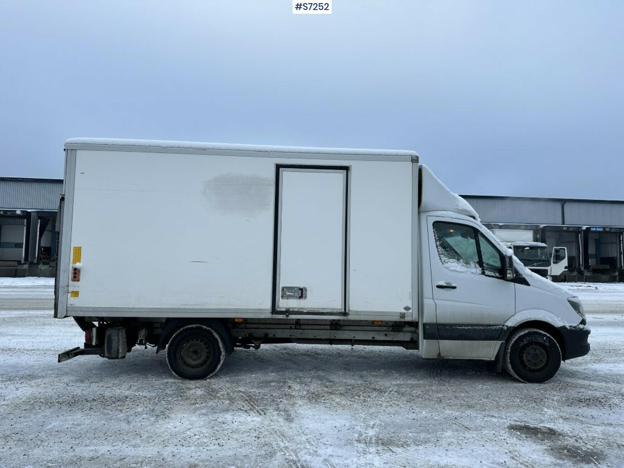Sprinter box truck Mercedes Benz with Tailgate lift - Carrinha de contentor: foto 1 Sprinter box truck Mercedes Benz with Tailgate lift - Carrinha de contentor: foto 1