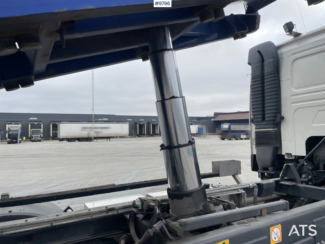 Camião basculante Volvo FM 370 6x2 Spreader truck: foto 15
