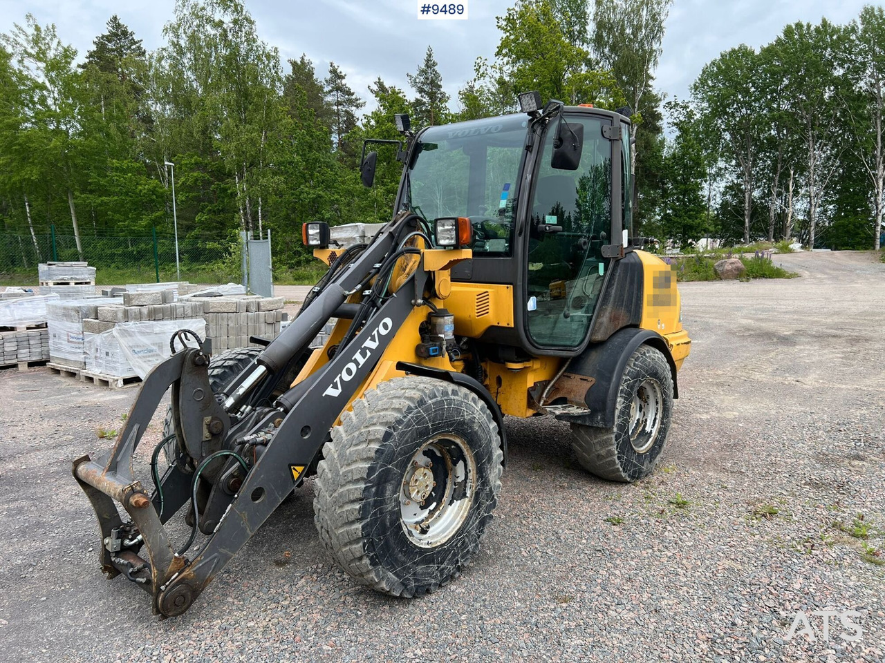 Volvo L25 B with tools (VIDEO) - Pá carregadora de rodas: foto 1 Volvo L25 B with tools (VIDEO) - Pá carregadora de rodas: foto 1