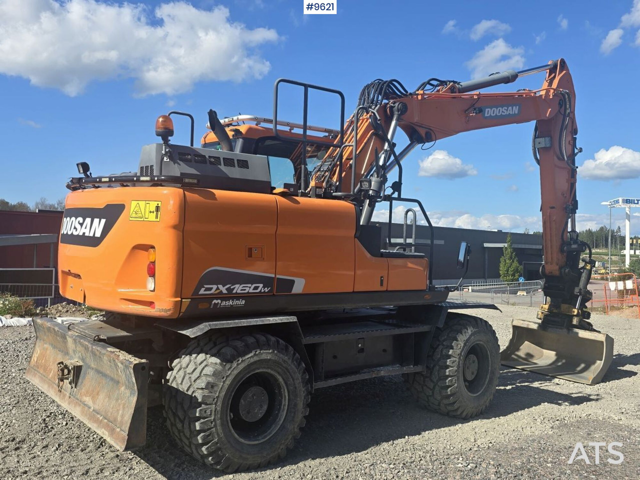 Wheeled Excavator Doosan DX160W with attachment and trailer - Escavadeira de rodas: foto 4 Wheeled Excavator Doosan DX160W with attachment and trailer - Escavadeira de rodas: foto 4