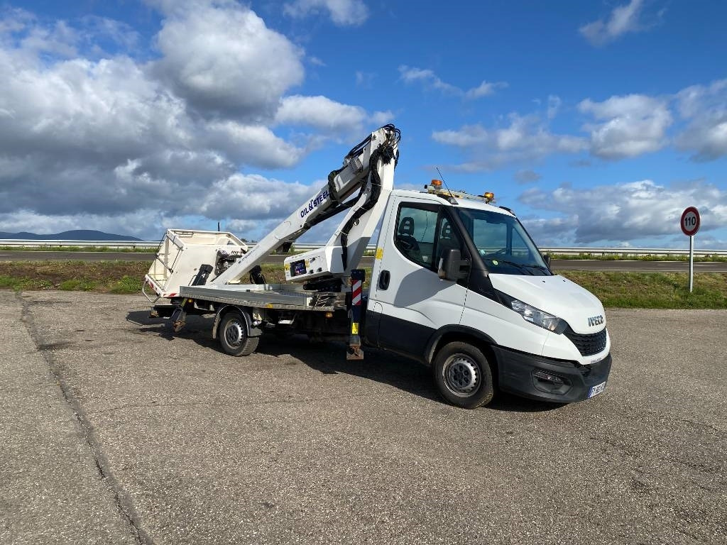 Iveco DAILY 35-140S / 2.3 Multijet 136-OIL&STEEL - Caminhão com plataforma aérea: foto 4 Iveco DAILY 35-140S / 2.3 Multijet 136-OIL&STEEL - Caminhão com plataforma aérea: foto 4
