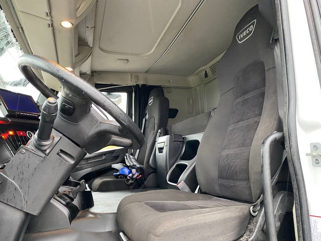 Fotografia de interior 1: Camião transporte de veículos Iveco S WAY480 /FIAULT PF60 +GRUE HMF endommagée