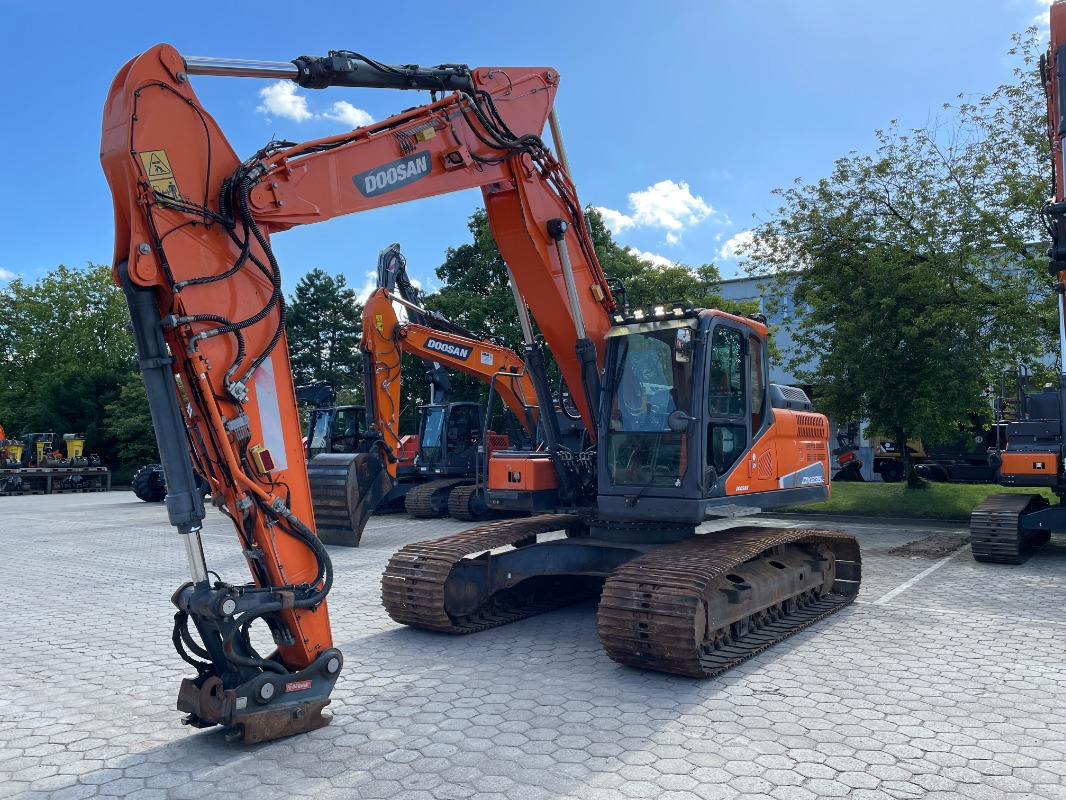 Doosan DX235LC-5 - Escavadora de rastos: foto 1 Doosan DX235LC-5 - Escavadora de rastos: foto 1