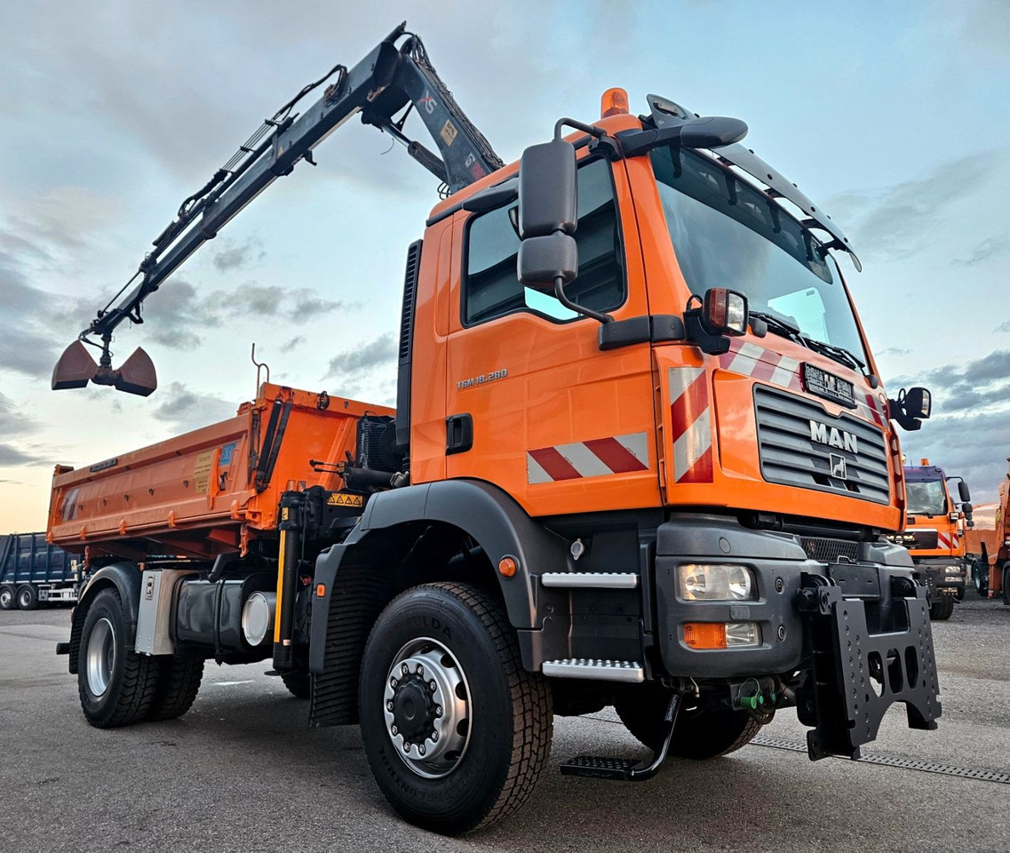 MAN TGM 18.280 4x4 HIAB 111-3 Funk Kran Winterdienst - Camião basculante, Camião grua: foto 3 MAN TGM 18.280 4x4 HIAB 111-3 Funk Kran Winterdienst - Camião basculante, Camião grua: foto 3