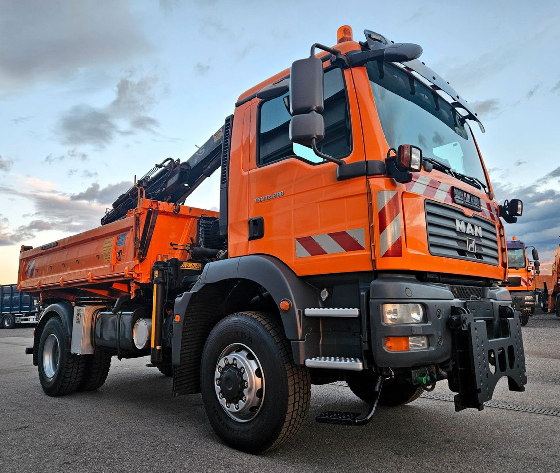 MAN TGM 18.280 4x4 HIAB 111-3 Funk Kran Winterdienst - Camião basculante, Camião grua: foto 1 MAN TGM 18.280 4x4 HIAB 111-3 Funk Kran Winterdienst - Camião basculante, Camião grua: foto 1