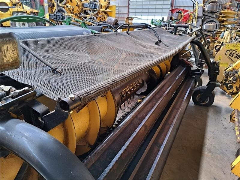 New Holland 283 Header - Máquina para produção de feno: foto 3 New Holland 283 Header - Máquina para produção de feno: foto 3
