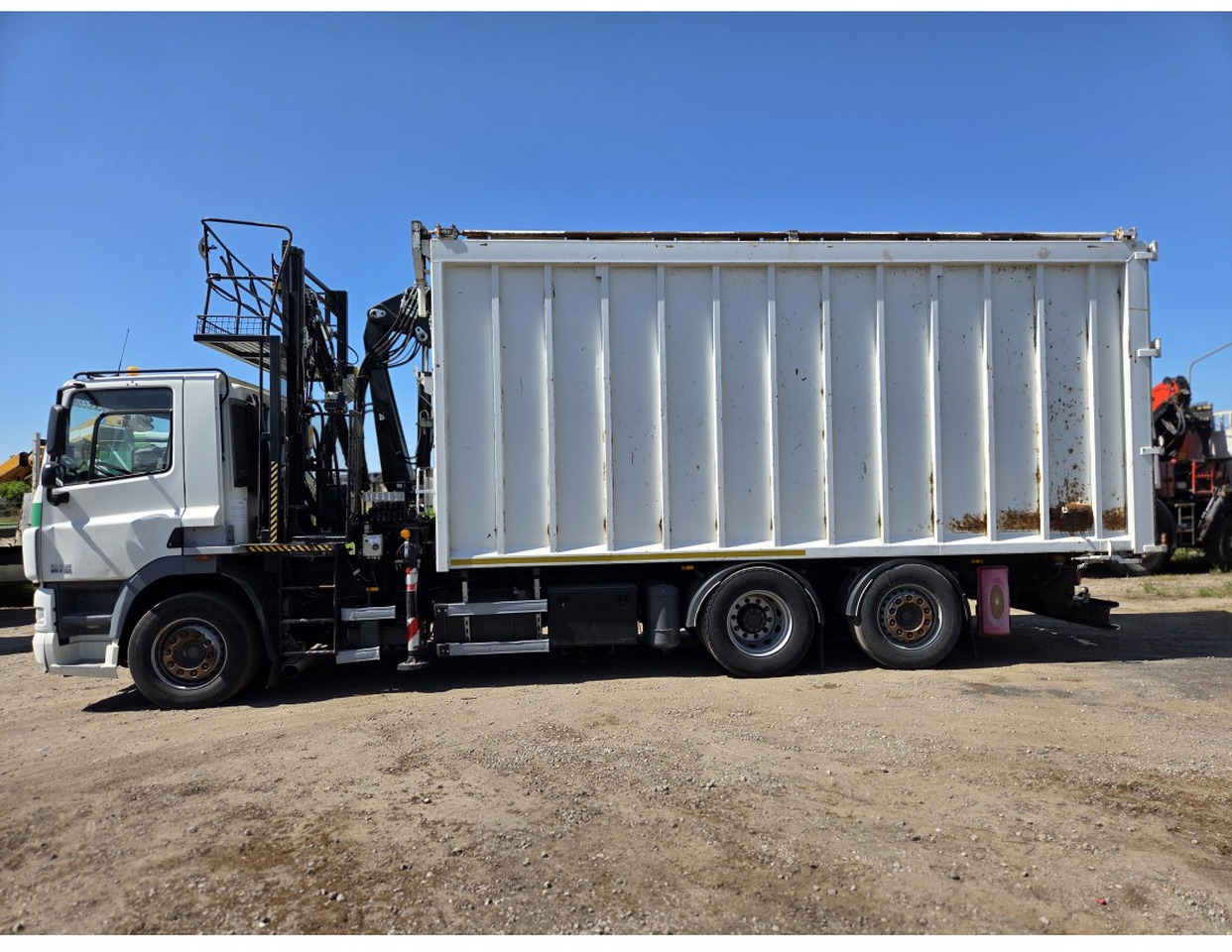 Camião basculante, Camião grua DAF CF85.410 6x2 steering axle lenk Tipper Crane HIAB J1320Z: foto 11